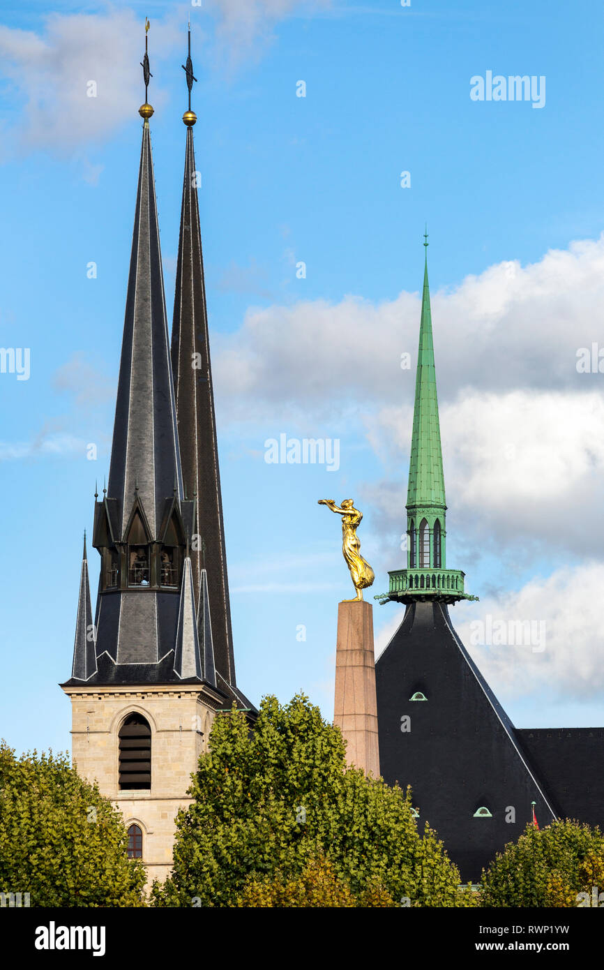 Alte guglie della chiesa e una statua d'oro, Gelle Fra, sul monumento a ricordo; città di Lussemburgo, Lussemburgo Foto Stock