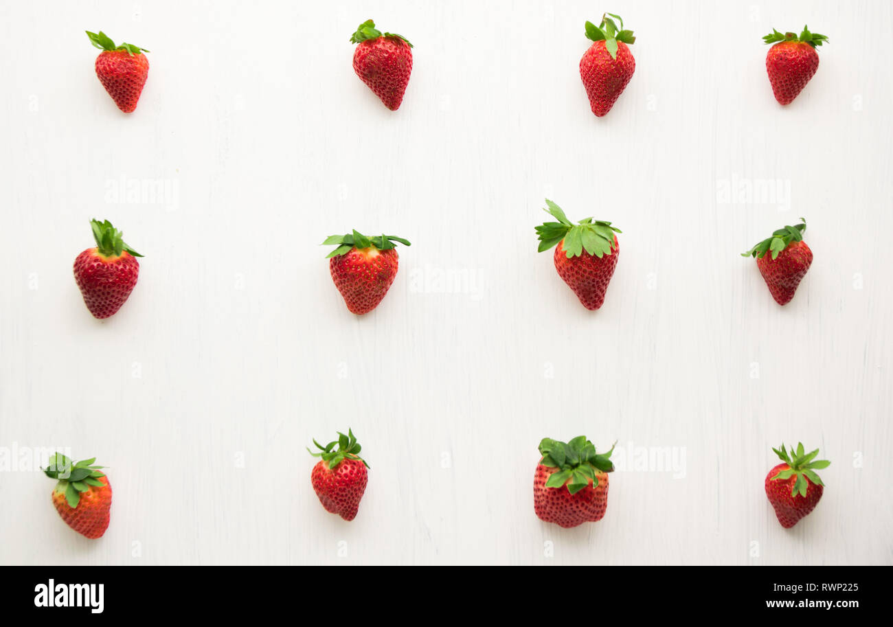 Fragole fresche pattern su uno sfondo bianco. Texture di fragola Foto Stock