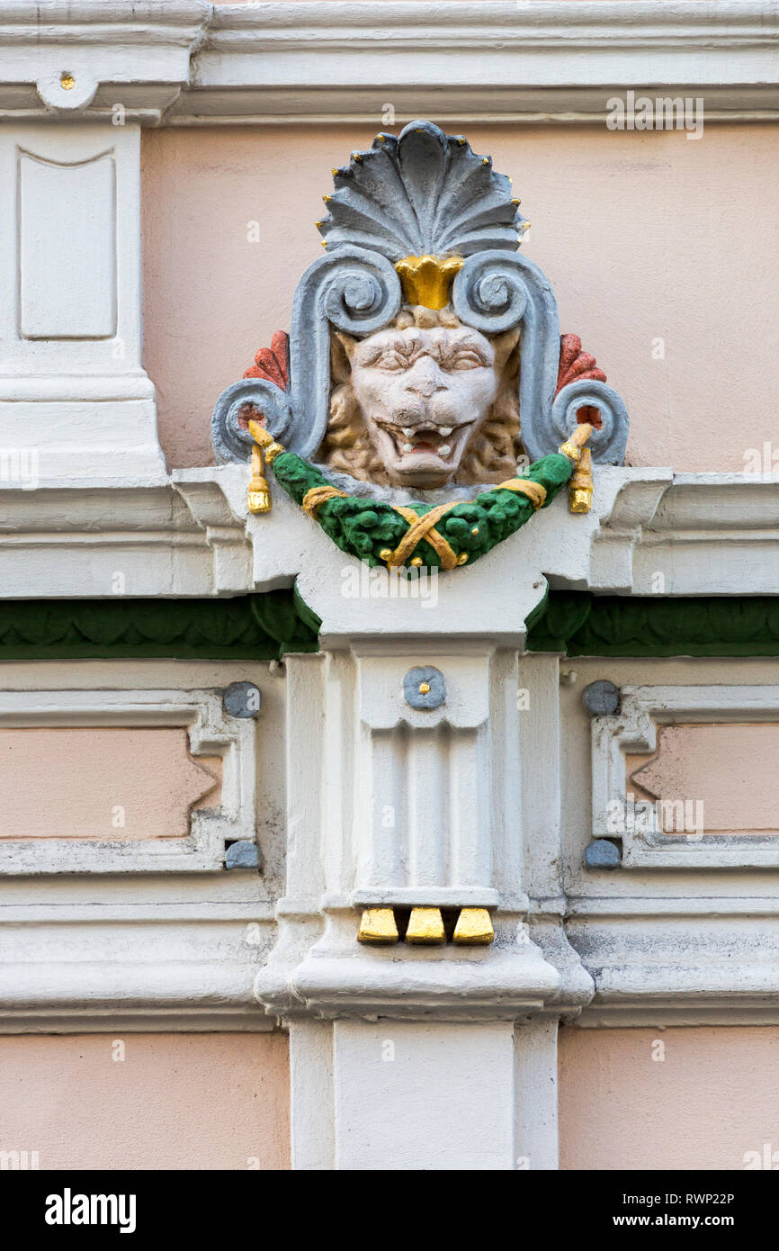 Close-up di decorativo colorato motivo lion su parete edilizia; Trier, Germania Foto Stock