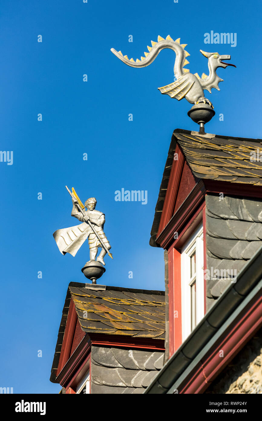 Close-up di metallo decorativi e oro statue sulla parte superiore dell edificio picchi del tetto con cielo blu, nei pressi di Bernkastel; Germania Foto Stock