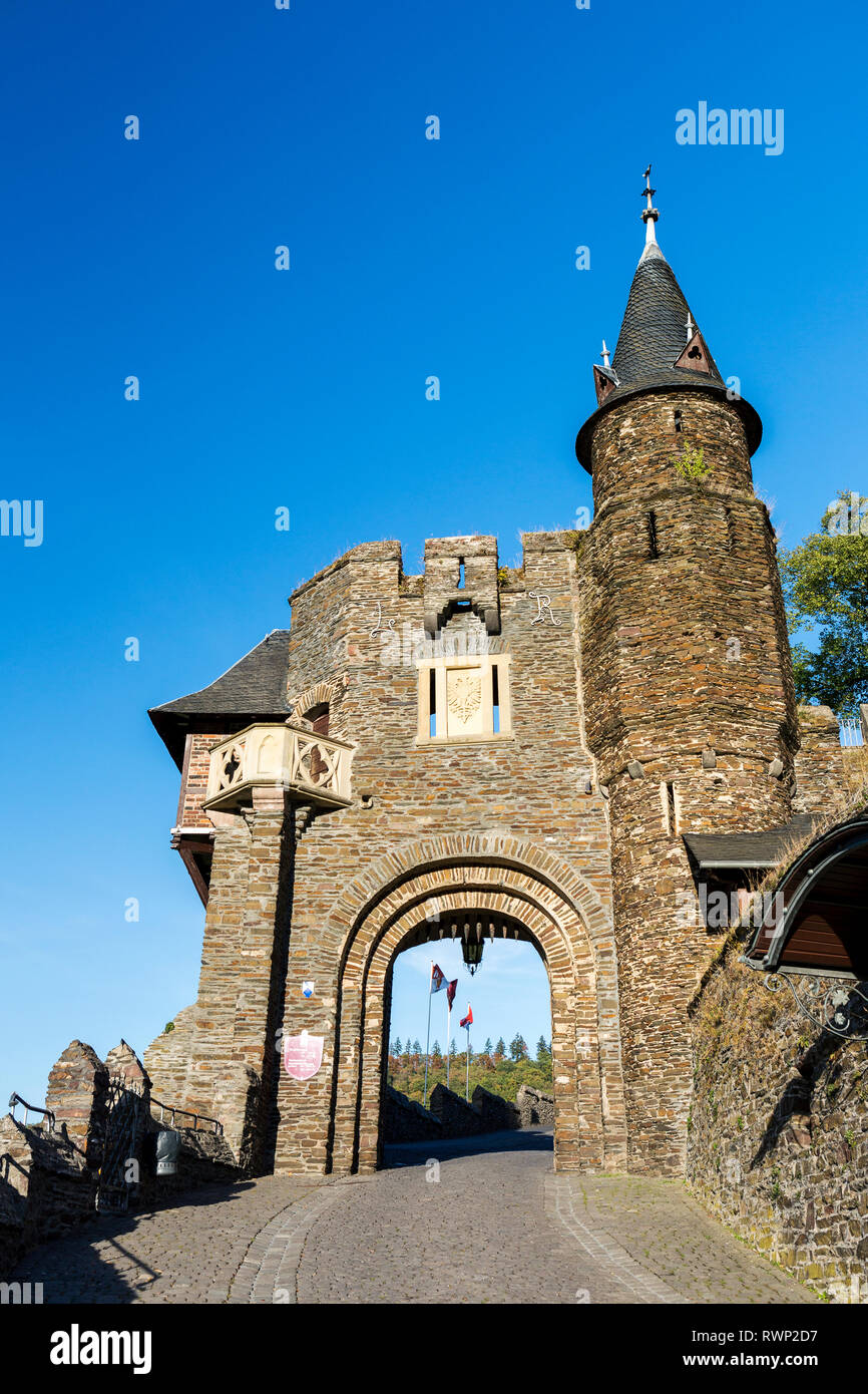 Antico borgo medievale castello di pietra della parete ad arco ingresso con torretta e cielo blu; Cochem, Germania Foto Stock