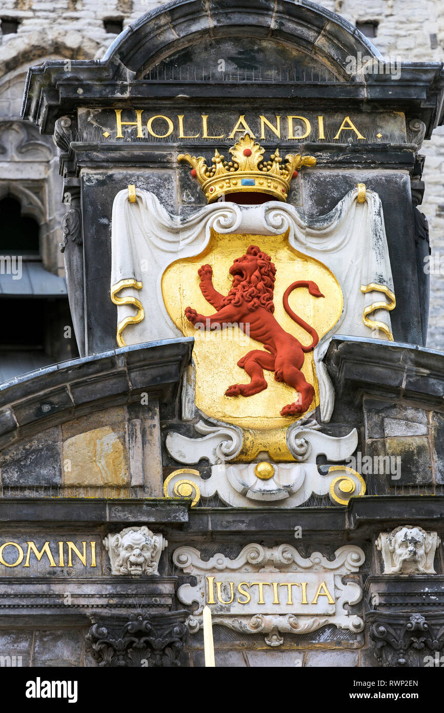 Close-up di oro decorativi incoronato lion su edificio in pietra frontale; Delft, South Holland, Paesi Bassi Foto Stock