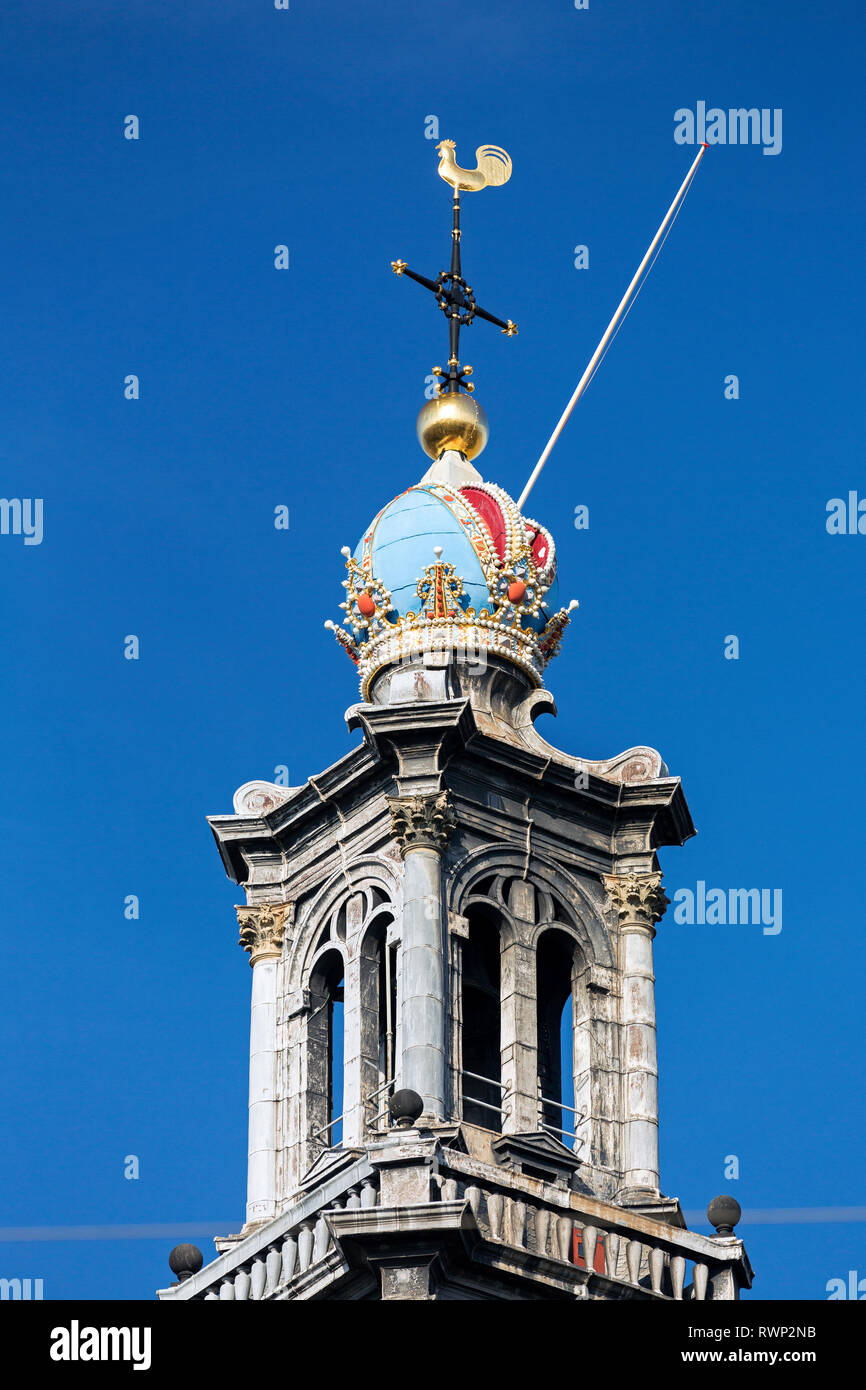 Close-up di Westerkerk campanile con corona decorativa e Gallo d'oro sulla parte superiore; Amsterdam, Paesi Bassi Foto Stock