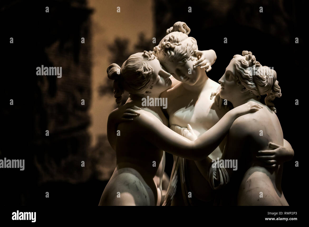 Close-up delle Tre Grazie, una statua delle tre figlie di Zeus, abbracciando ogni altro, esposti in un museo; Amsterdam, Paesi Bassi Foto Stock