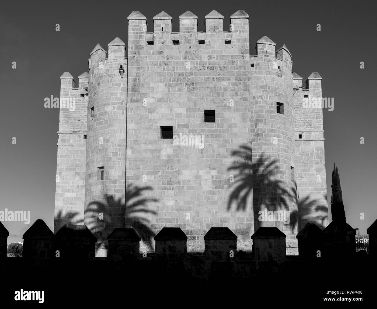 La torre di Calahorra, una porta fortificata nel centro storico di Cordoba; Cordoba, Andalusia, Spagna Foto Stock
