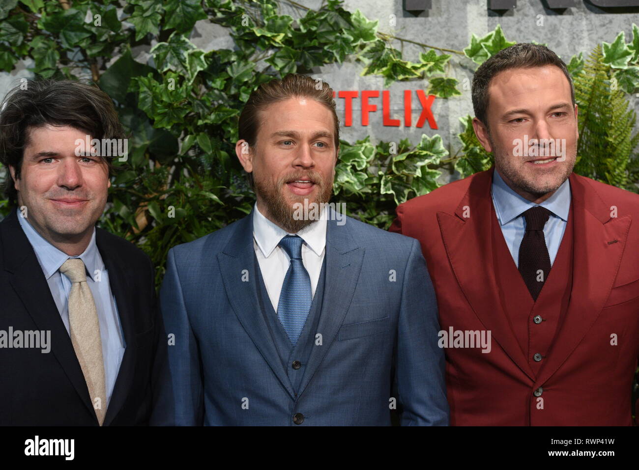 Madrid, Spagna. 06 Mar, 2019. J.C. Chandor (sinistra), Charlie Hunnam (centro) e Ben Affleck pongono come essi arrivano per la prima assoluta di "Triplice Frontiera' a Callao cinema di Madrid. Credito: Jorge Sanz/Pacific Press/Alamy Live News Foto Stock