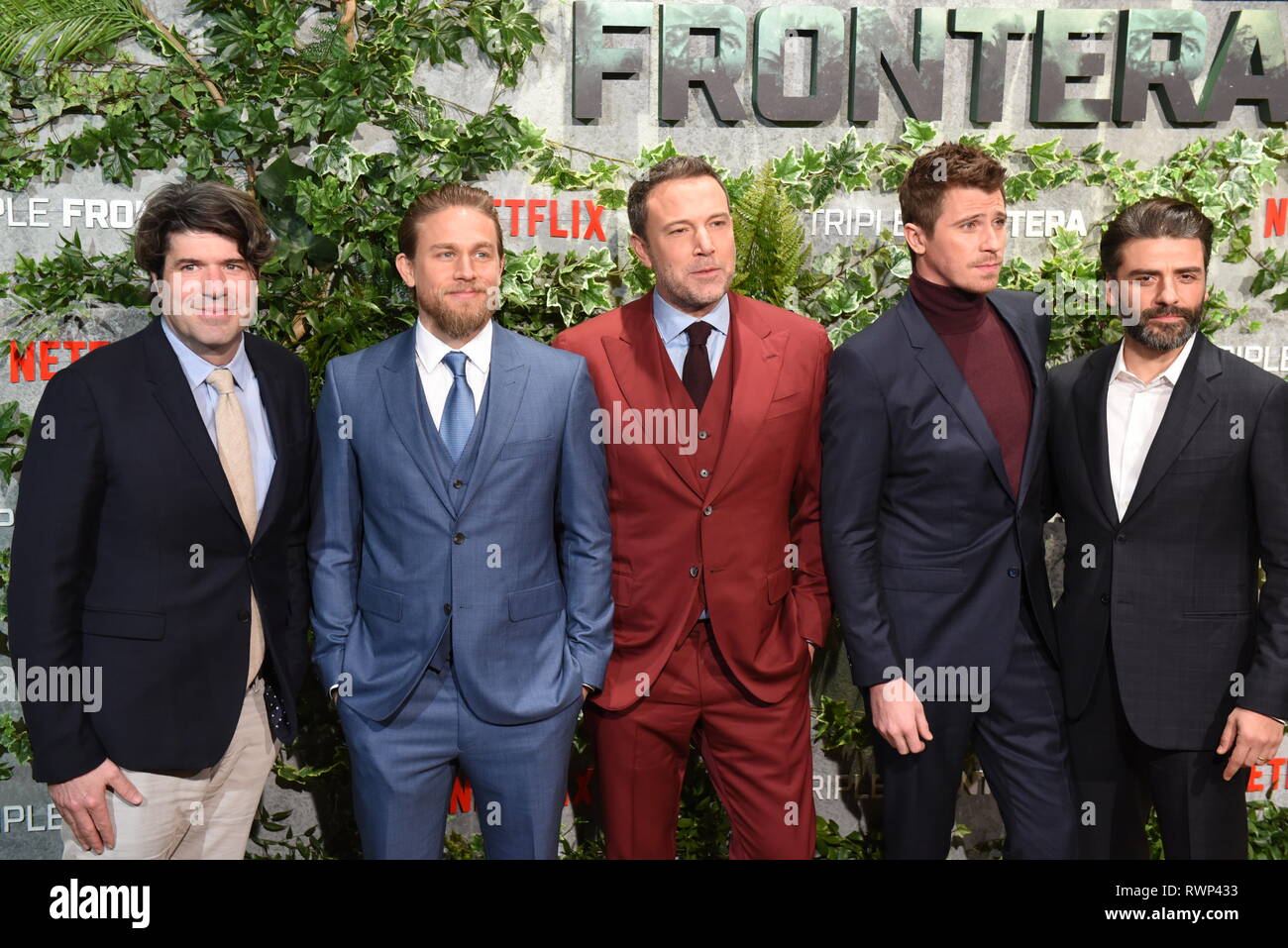 Madrid, Spagna. 06 Mar, 2019. J.C. Chandor (sinistra), Charlie Hunnam, Ben Affleck, Garrett Hedlund e Oscar Isaac pongono come essi arrivano per la prima assoluta di "Triplice Frontiera' a Callao cinema di Madrid. Credito: Jorge Sanz/Pacific Press/Alamy Live News Foto Stock