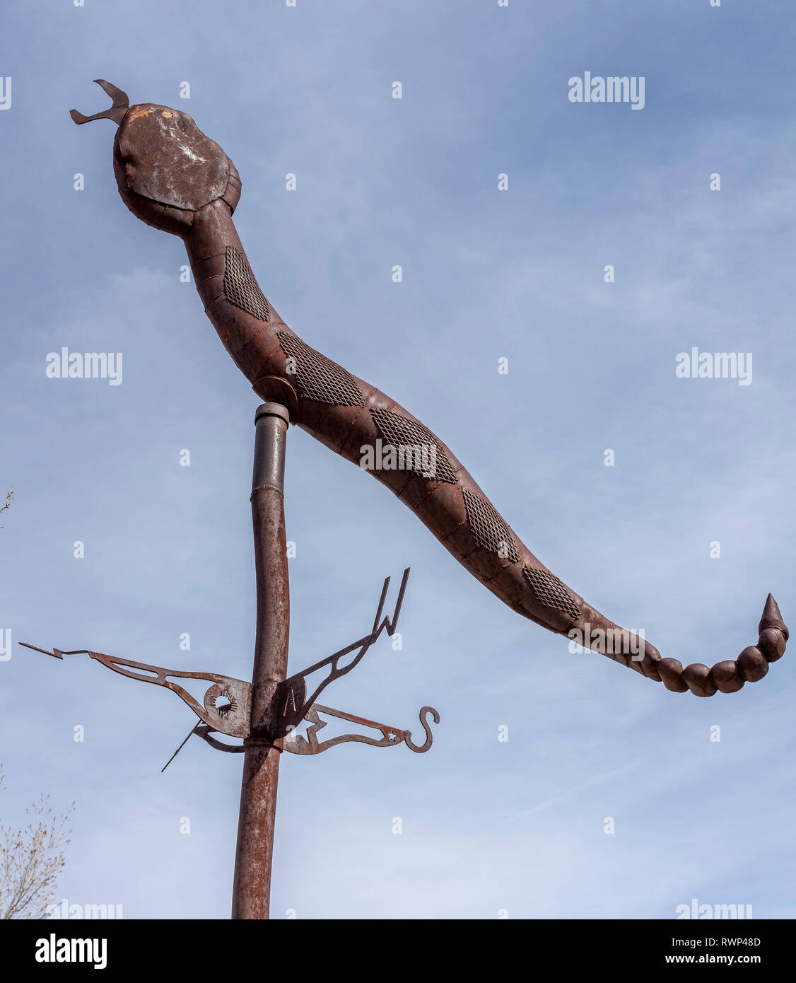 Meteo palette (come sculture pubbliche) da Joe Barrington a Albuquerque Bio Park Zoo, Nuovo Messico: acciaio rattlesnake Foto Stock
