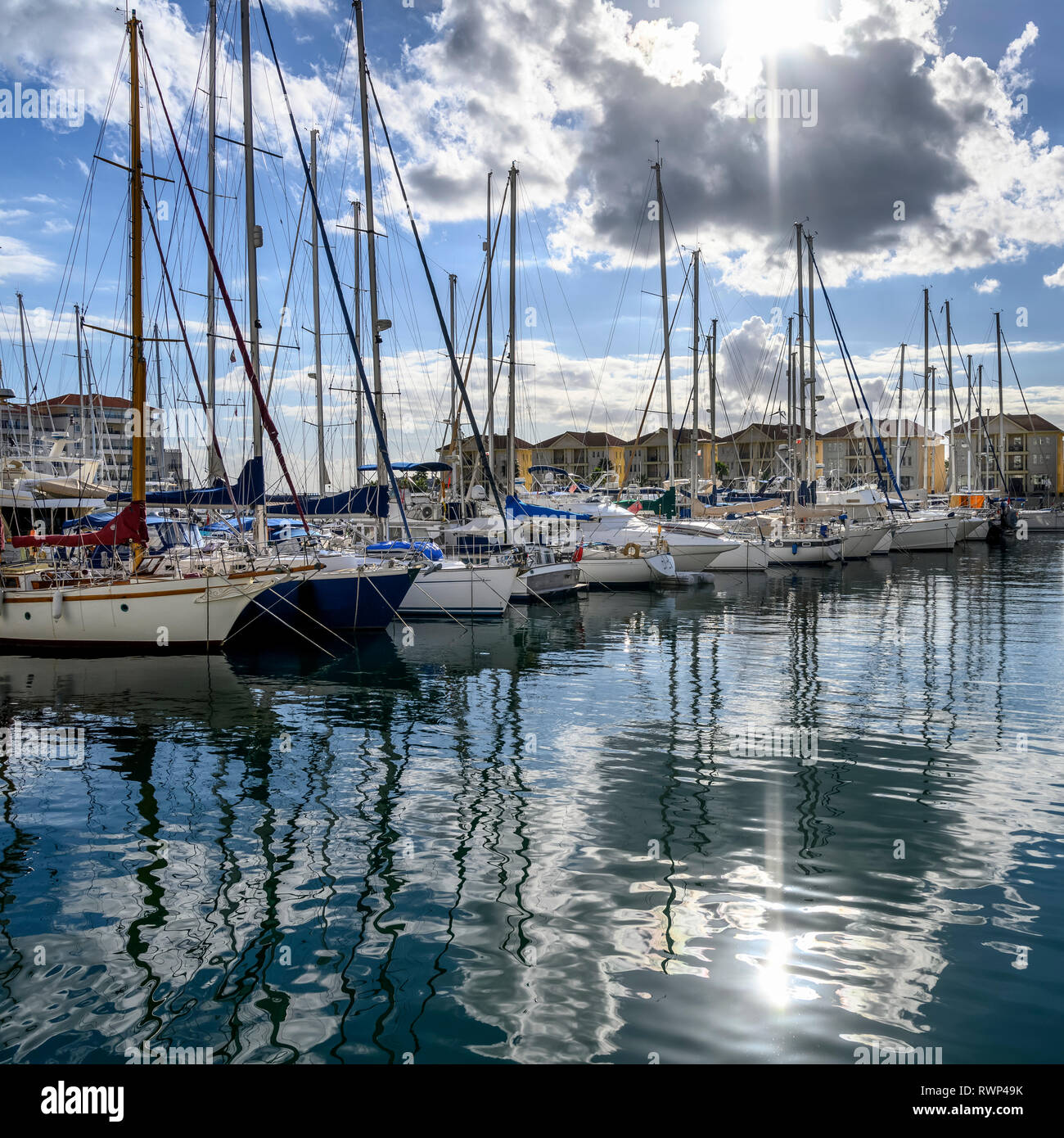 Barche a vela ormeggiata in un porto tranquillo; Gibilterra Foto Stock
