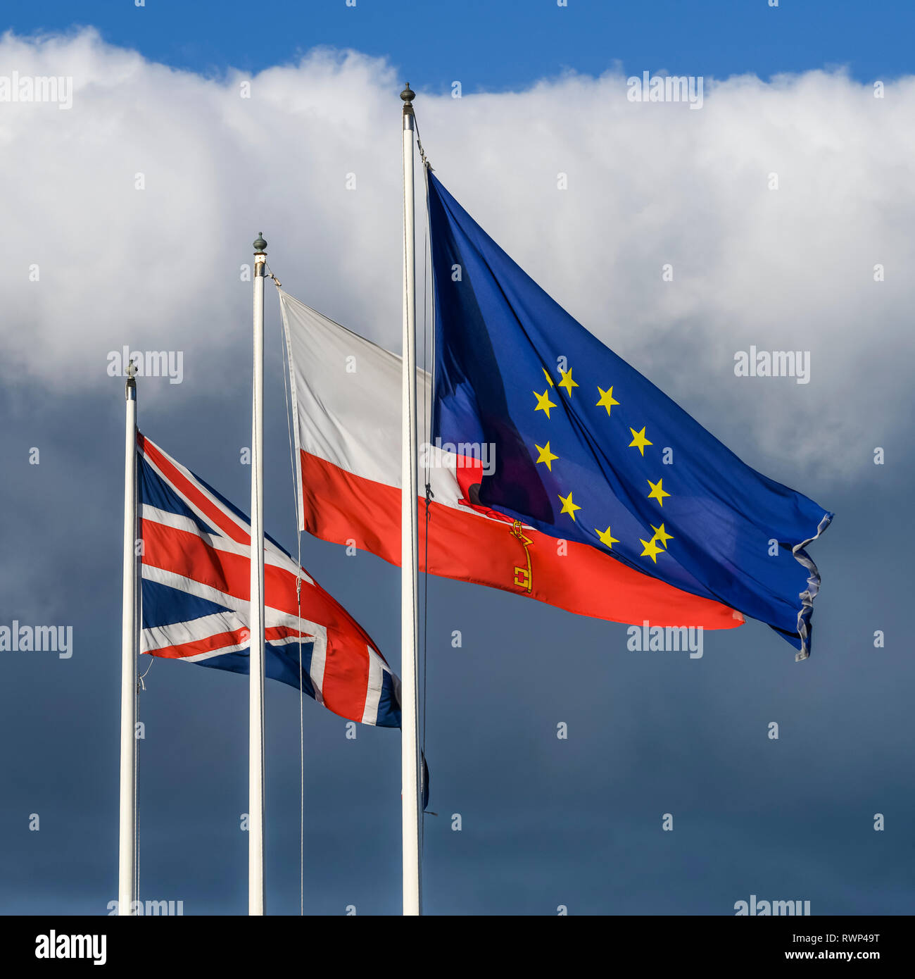 Tre bandiere in una fila, Unione bandiera, la bandiera di Gibilterra, la bandiera europea; Gibilterra Foto Stock
