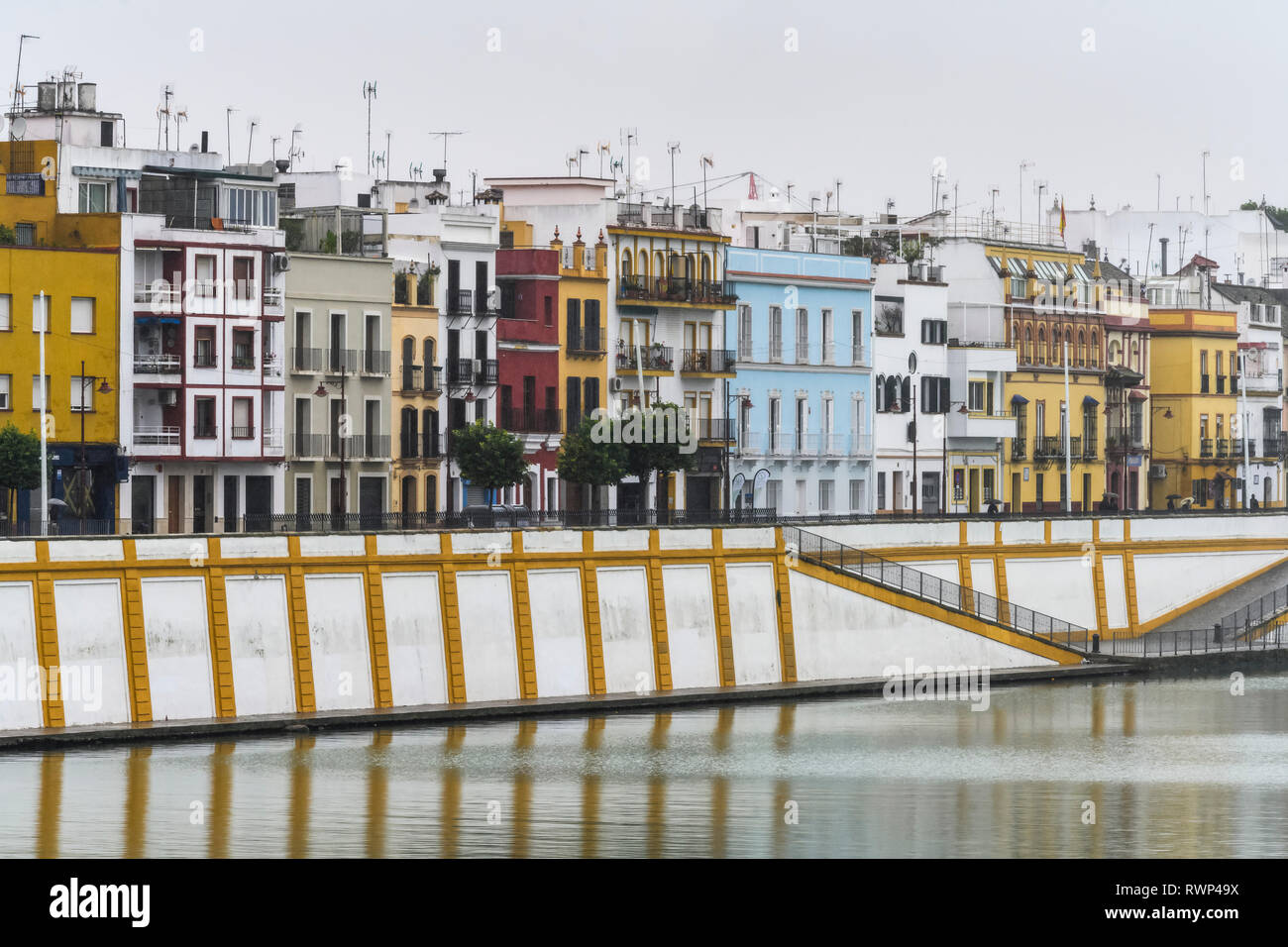 Case colorate lungo il lungomare; Siviglia, in Andalusia, Spagna Foto Stock