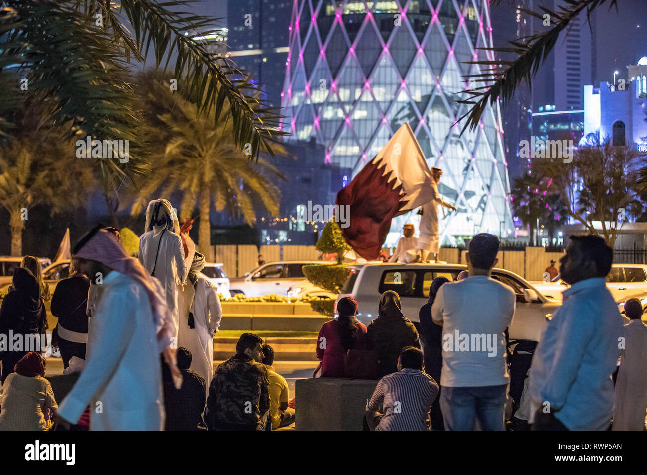 Qataris festeggiare il ritorno della loro squadra nazionale di calcio dopo aver battuto il Giappone per diventare il Asian Champions Cup nel 2019. Foto Stock