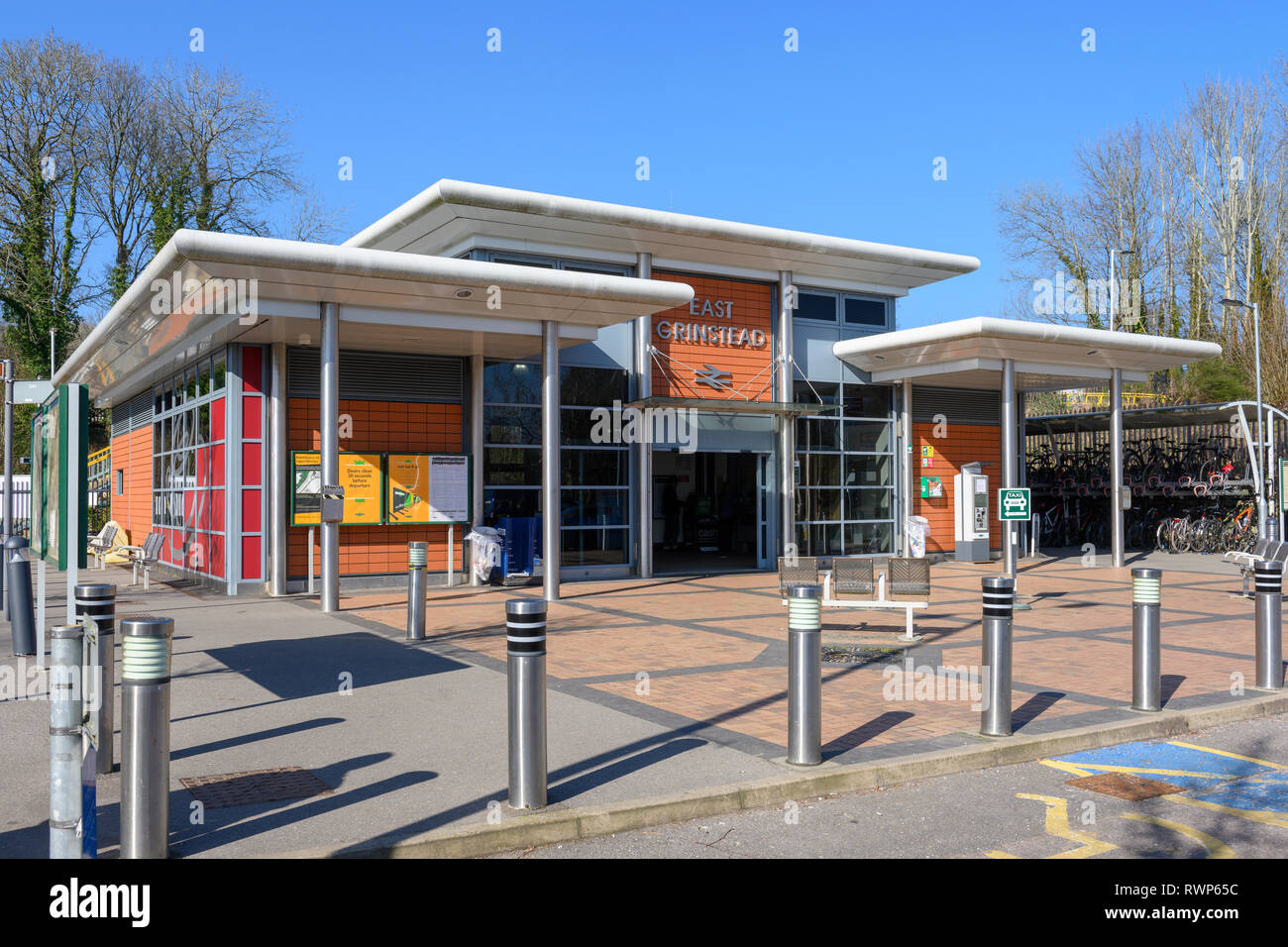 East Grinstead Stazione Ferroviaria - ingresso principale, East Grinstead, West Sussex, in Inghilterra, Regno Unito Foto Stock