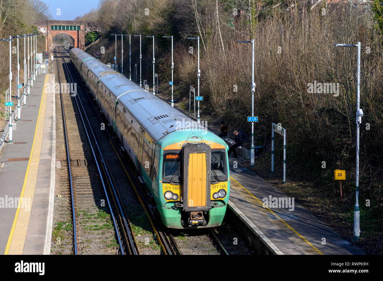 GTR Southern British Rail Class 377 Electrostar - Electric Multiple Unit trail avvicinando East Grinstead Station, West Sussex, in Inghilterra, Regno Unito Foto Stock