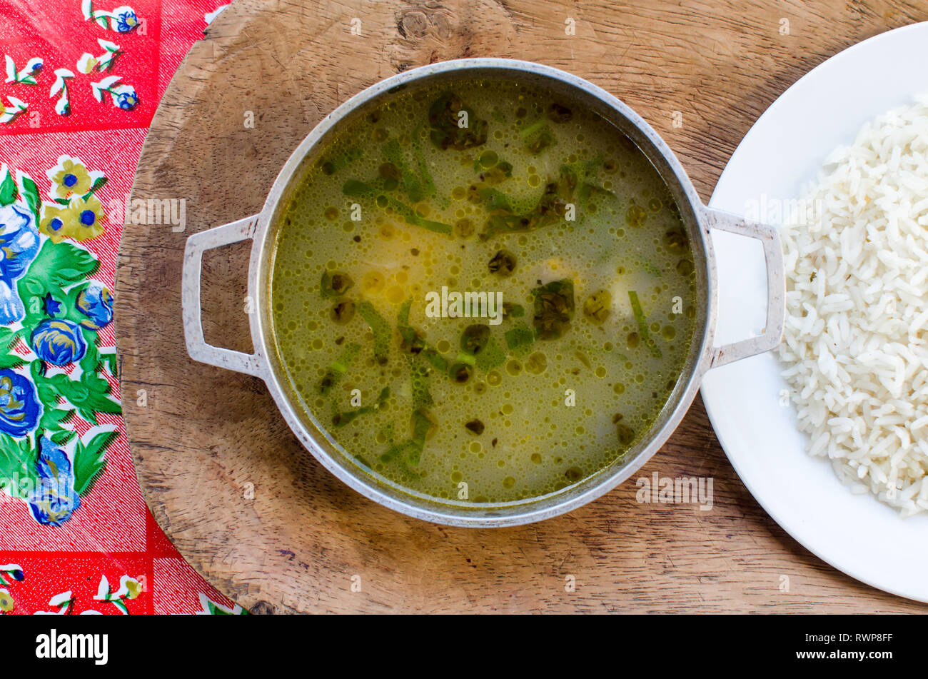 Tradizionale cibo panamense noto come 'sancocho' o la zuppa di pollo accompagnato con "arroz blanco' o riso bianco. Foto Stock