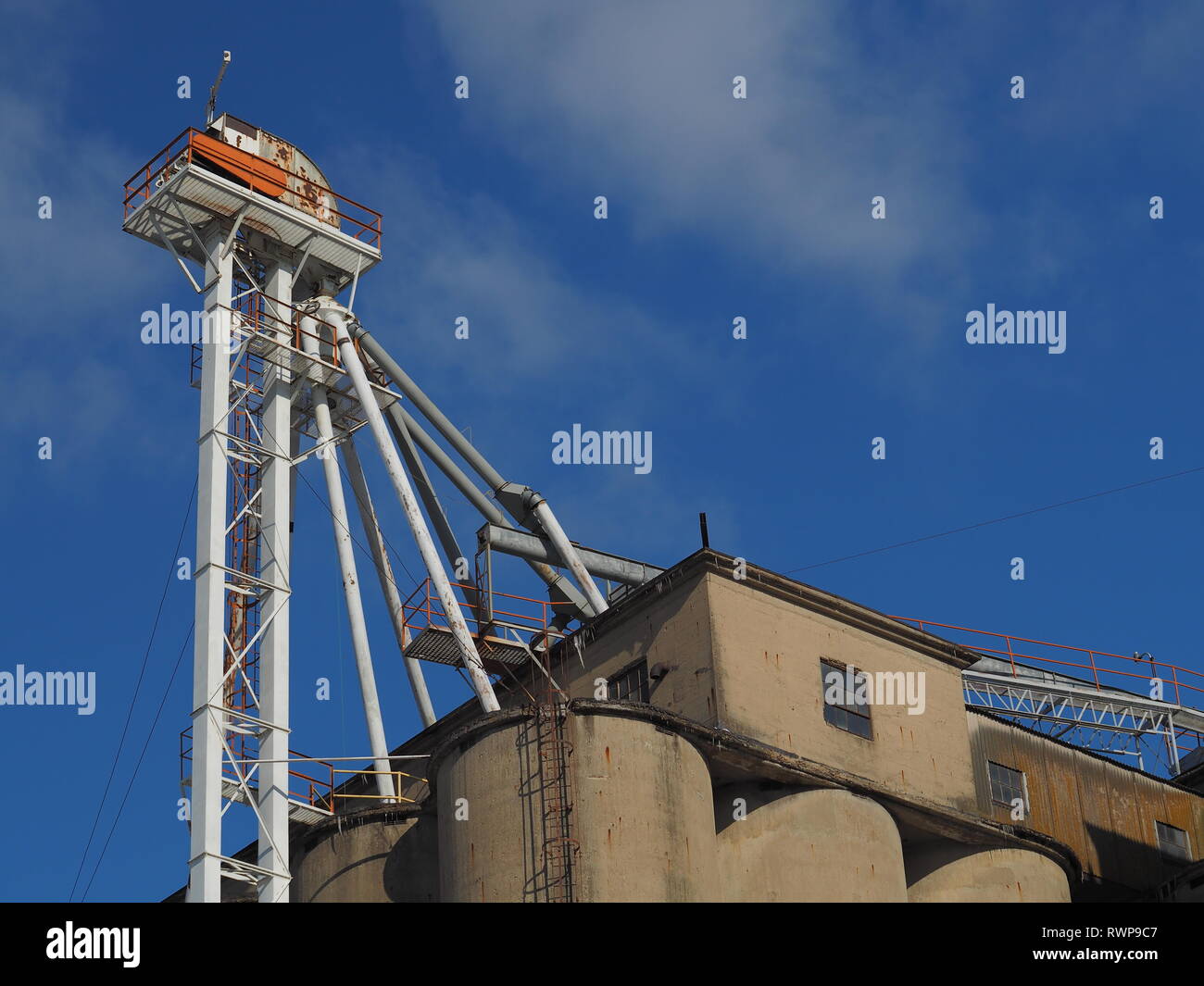 Granella di mais / silo ascensore close up con vista cielo Midwest USA Ohio Foto Stock