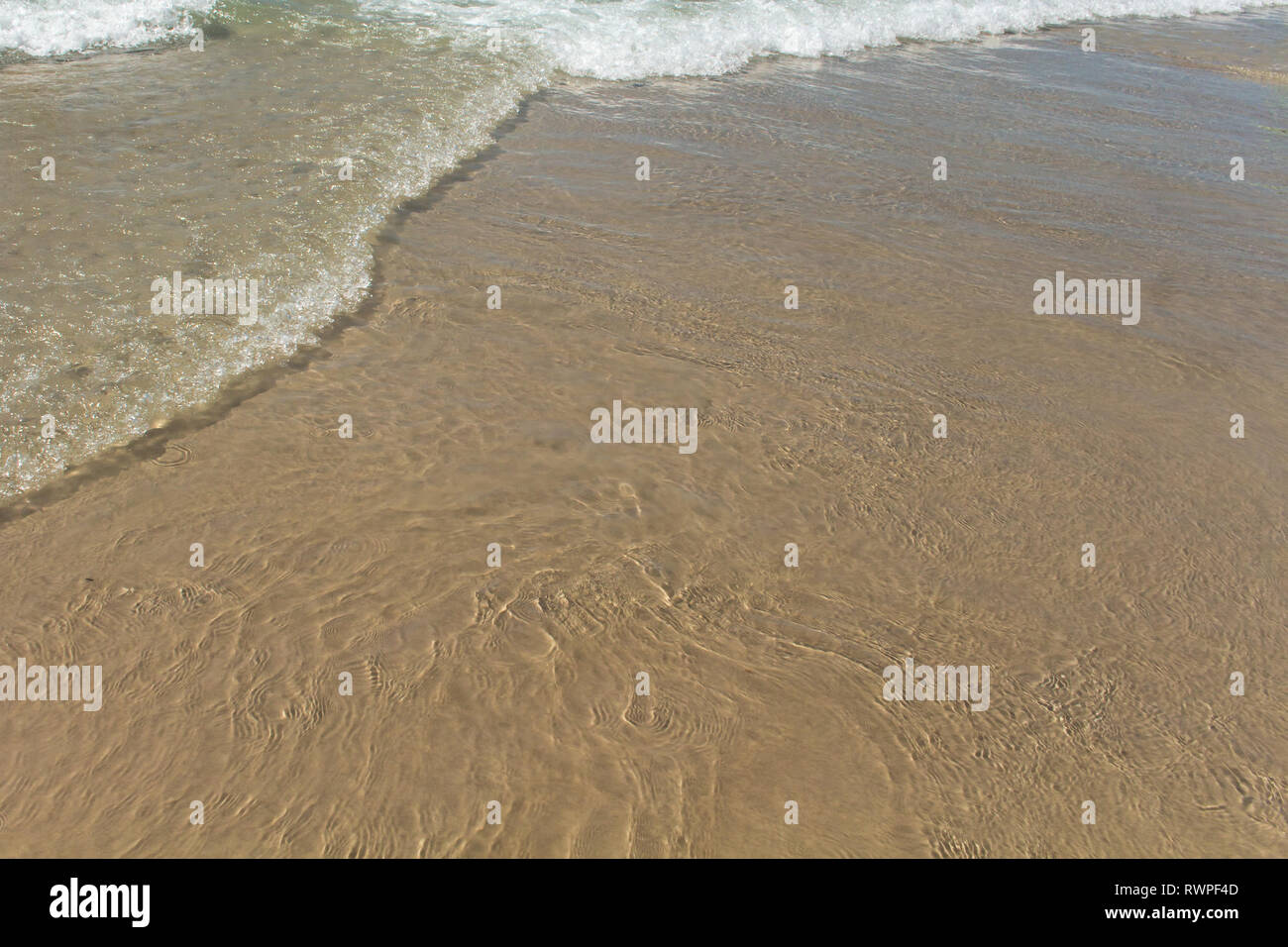 Calma onde sulla spiaggia. Gli sfondi e texture. Un luogo tranquillo per rilassarsi Foto Stock