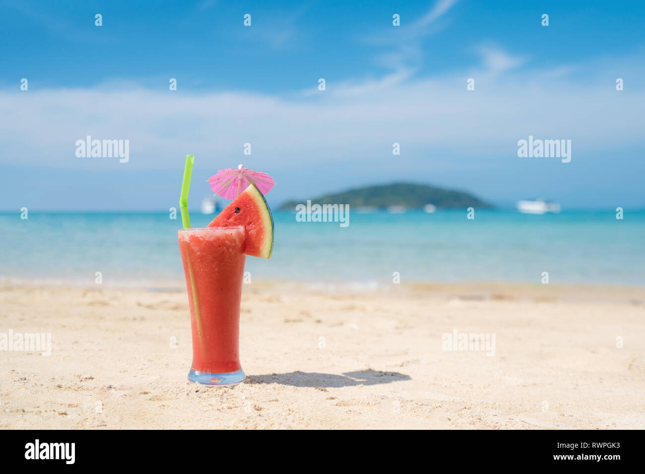 Cocktail di anguria su blu estate tropicale Beach a Phuket, Tailandia. Estate, vacanze, viaggi e vacanze concetto. Foto Stock