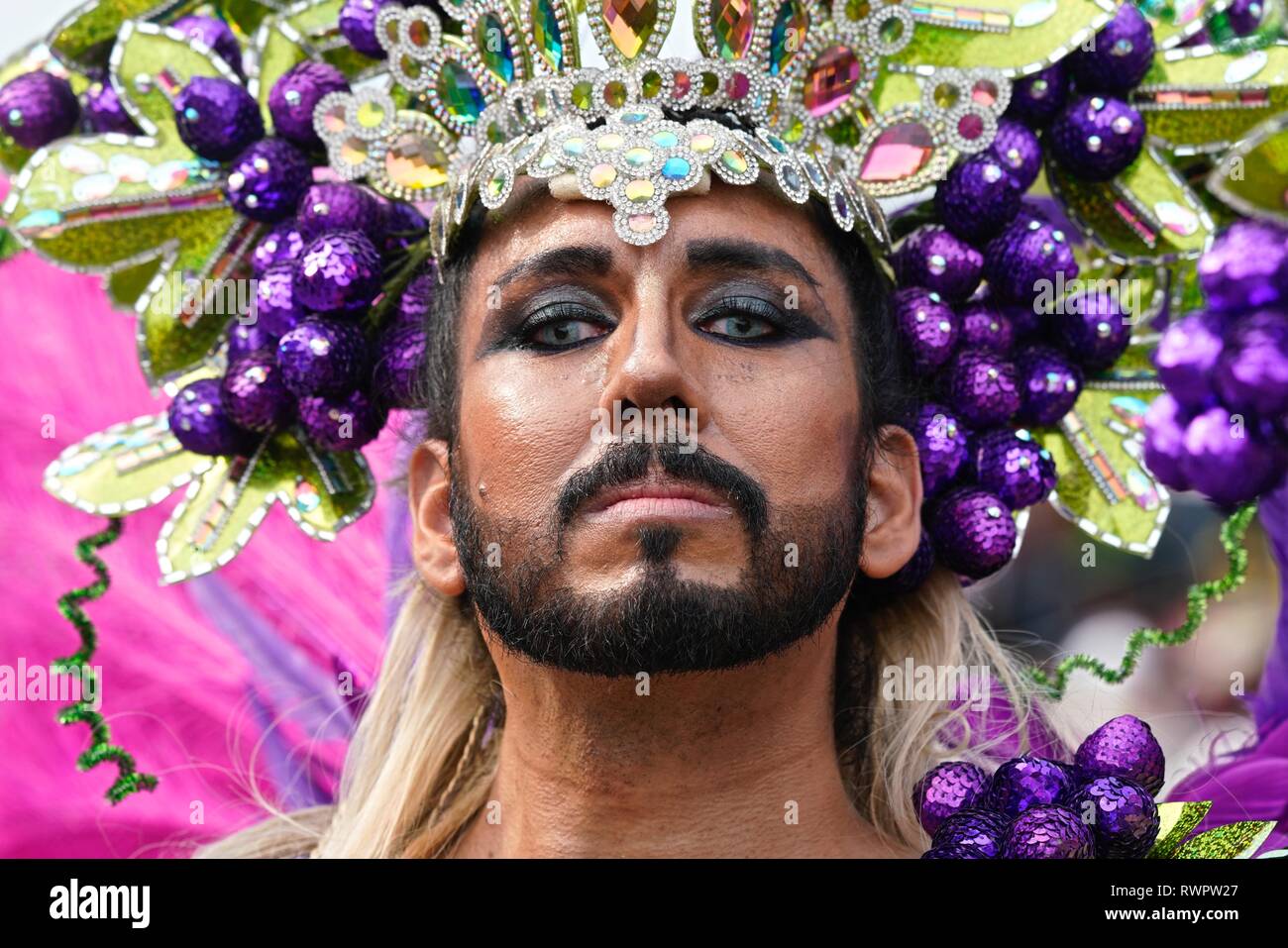 Ballerini indossano costumi colorati alla Battaglia dei Fiori Foto Stock