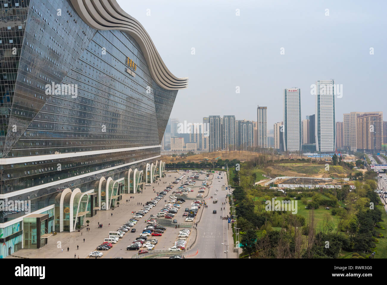 Chengdu, nella provincia di Sichuan, in Cina - Marzo 8, 2016: vista aerea di Chengdu nuovo secolo centro globale di costruzione Foto Stock