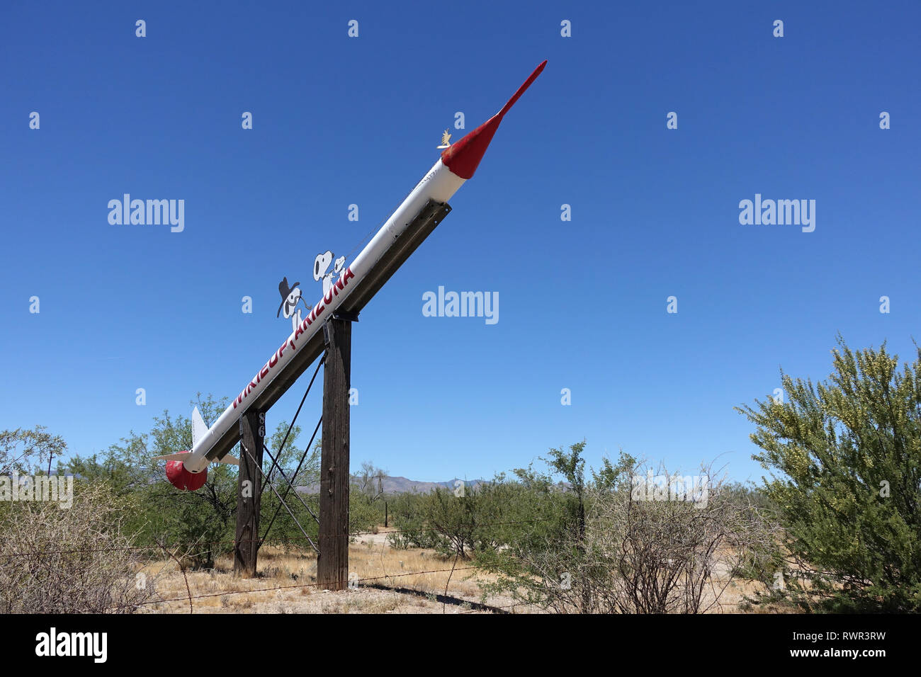 Seduta su un veicolo spaziale di entrare nel paese di Wikieup, Arizona è Snoopy, Woodstock, Snoopy's fratello Spike e cane sconosciuto. Foto Stock