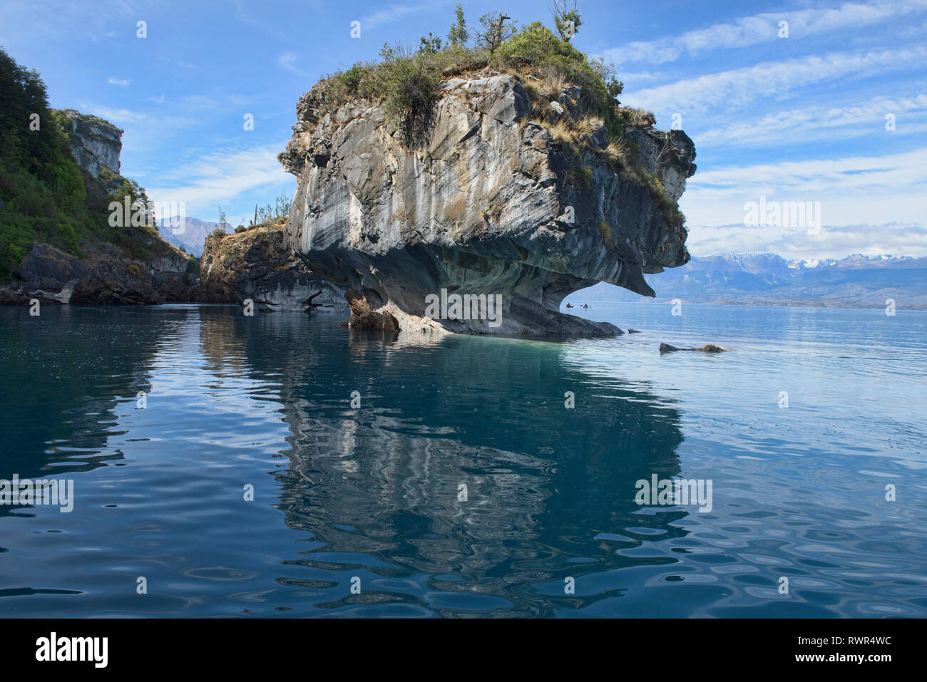 Scolpita in formazioni rocciose presso le cave di marmo (Capilla de Marmol) sul Lago General Carrera, Rio tranquilo, Aysen, Patagonia, Cile Foto Stock