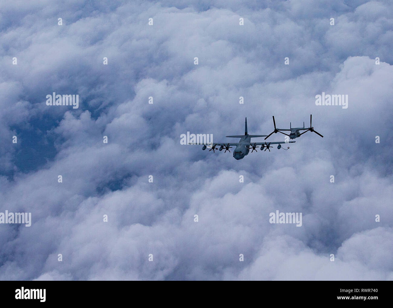 Naval aviatori con Marine mezzo squadrone Tiltrotor 262 (rinforzato) e antenna Marine Refueler squadrone di trasporto (VMGR) 152 condotta refuelling antenna al largo delle coste del Giappone, 28 febbraio, 2019. Stati Uniti Marines con VMGR-152 forniscono una vasta gamma di funzionalità in tutta l'area INDOPACOM di antenna includono il rifornimento di carburante e del personale e il trasporto e la consegna dell'antenna. (U.S. Marine Corps photo by Lance Cpl. Tyler Harmon) Foto Stock