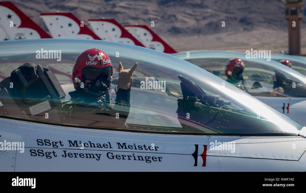 La United States Air Force aria squadrone di dimostrazione "Thunderbirds' preparare di volare al di sopra di Hollywood in celebrazione del prossimo film capitano Marvel al 4 marzo 2019, presso la Base Aerea Militare di Nellis NV. La formazione sarà includono sei F-16 Fighting Falcon, Air Force del premier multi-ruolo di aerei da combattimento, innalza sul Hollywood dalle 12:15 alle 5:30 p.m. (U.S. Air Force foto/SSgt Cory W. Bush) Foto Stock