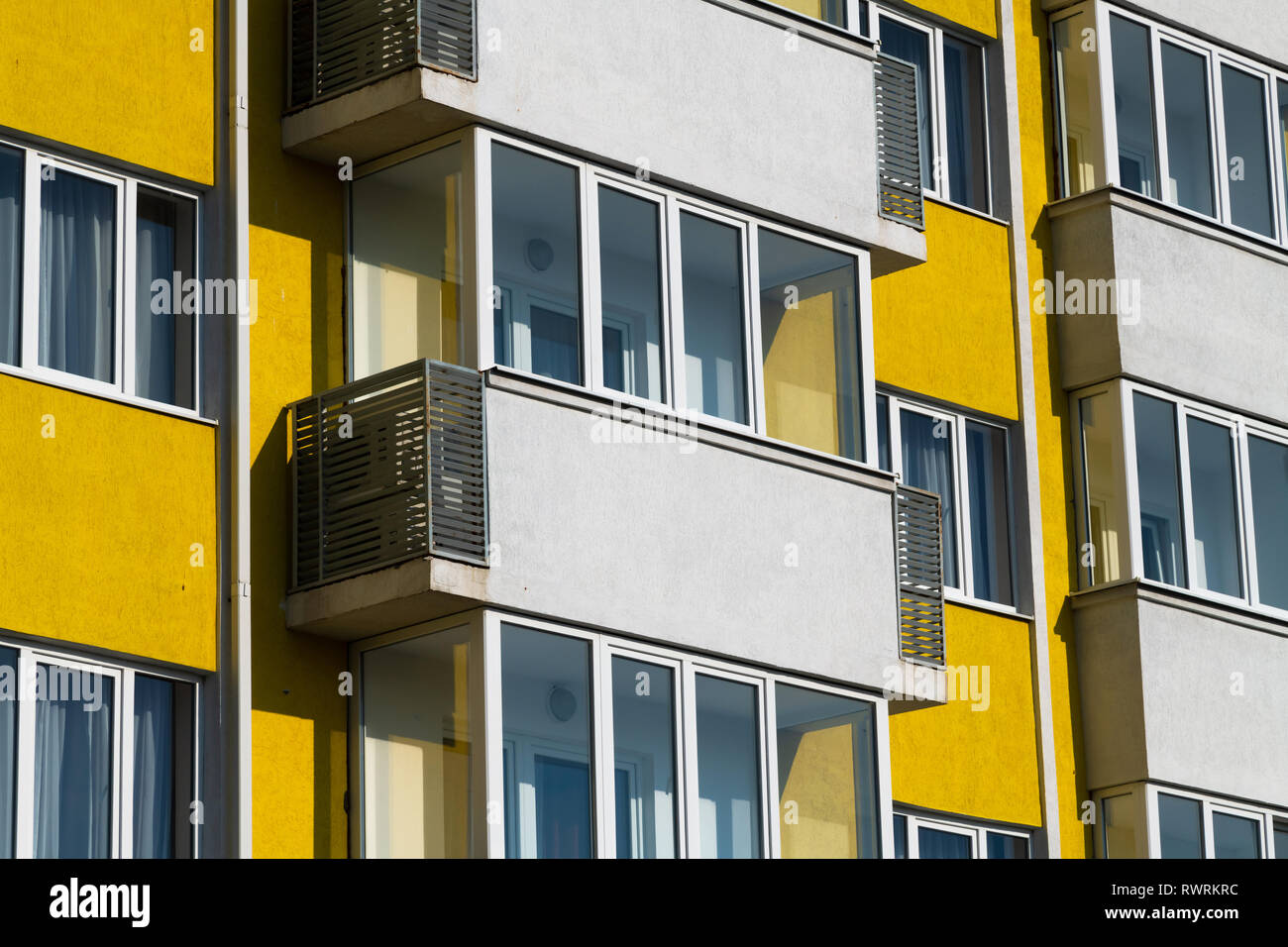 Frammento di vivacemente colorato edificio di appartamenti con balconi Foto Stock