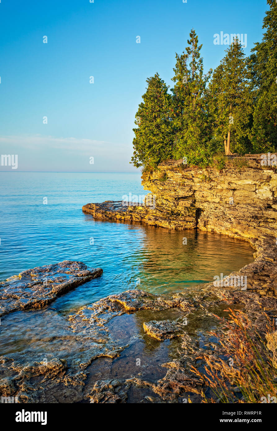 La mattina presto vista di una scogliera rocciosa sulla costa del lago Michigan dalla grotta Point Park in Door County Wisconsin. Foto Stock