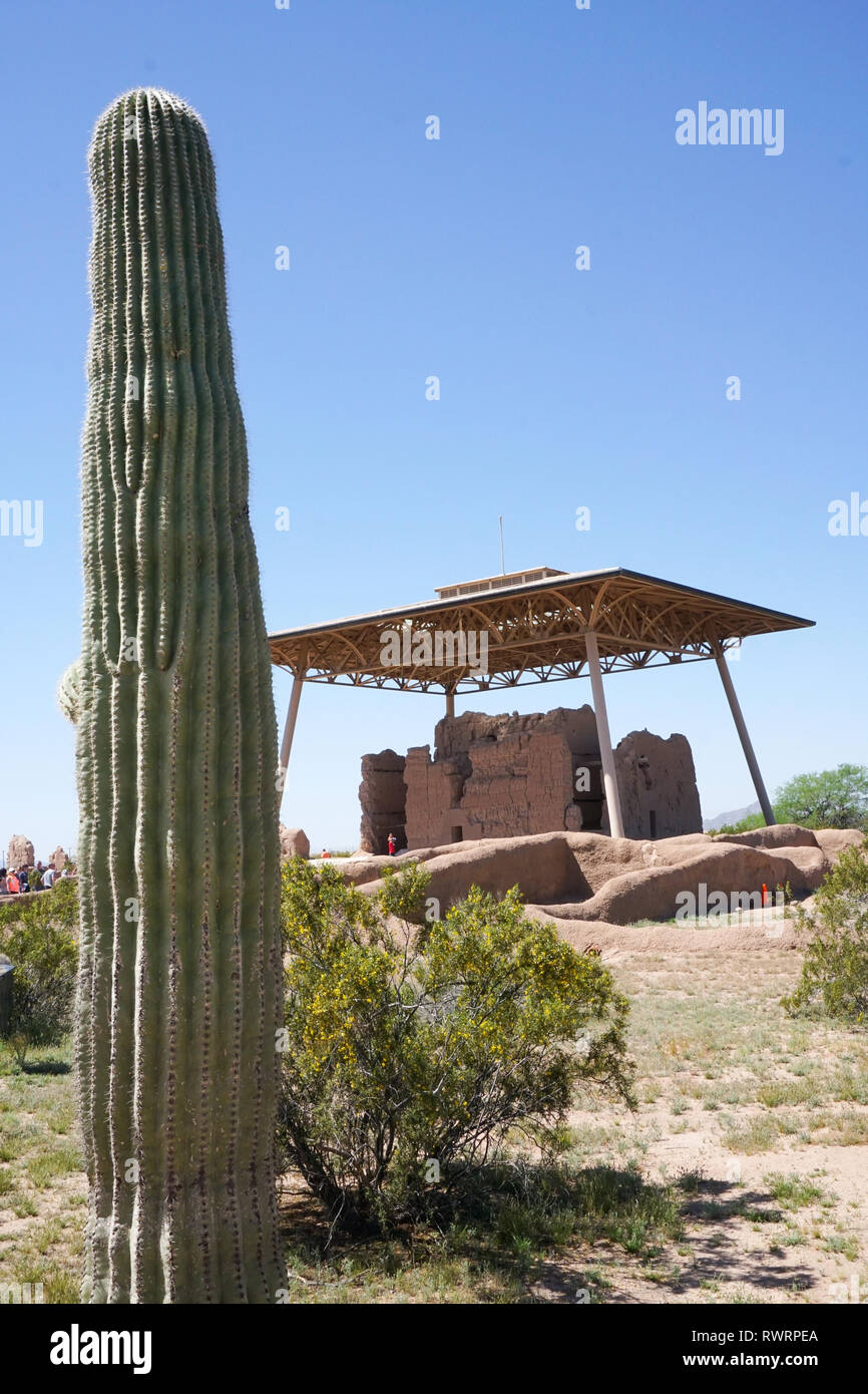 Un antico deserto Sonoran popolare di comunità agricole e 'grande casa' sono conservati a Casa Grande rovine Foto Stock
