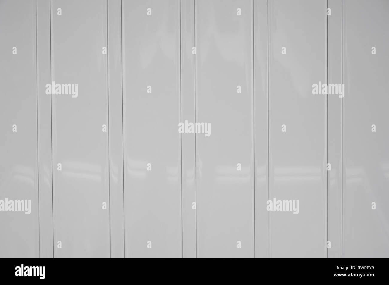 In plastica bianca strisce di pannelli di texture Foto stock - Alamy