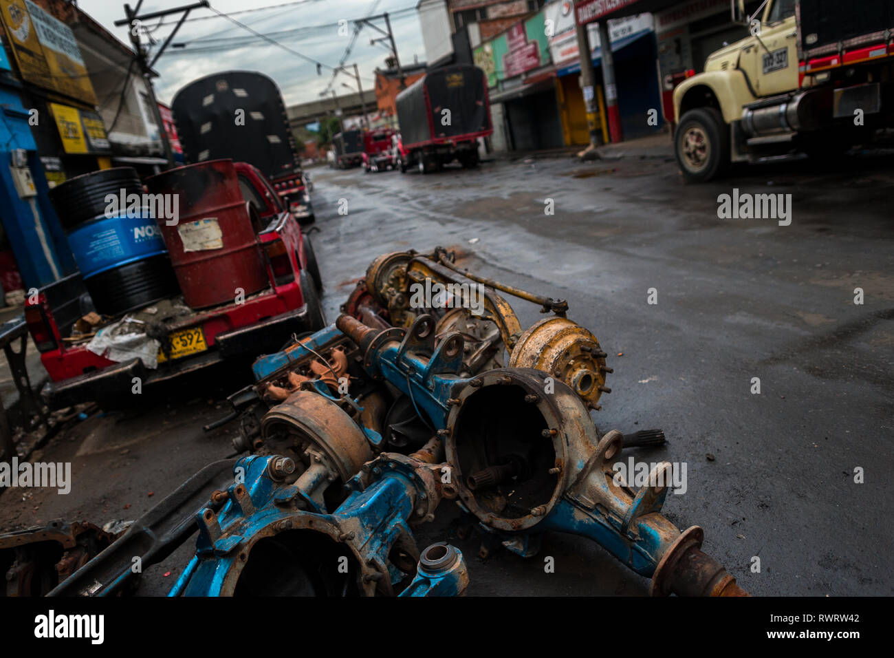 Carrello assali posteriori sono visto che giace sulla strada del Barrio di Udine, una macchina meccanica intorno a Medellín, in Colombia. Foto Stock