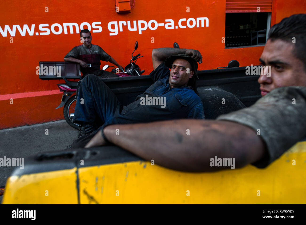 Colombiano meccanica auto attendere i clienti nella strada del Barrio di Udine, una macchina meccanica intorno a Medellín, in Colombia. Foto Stock