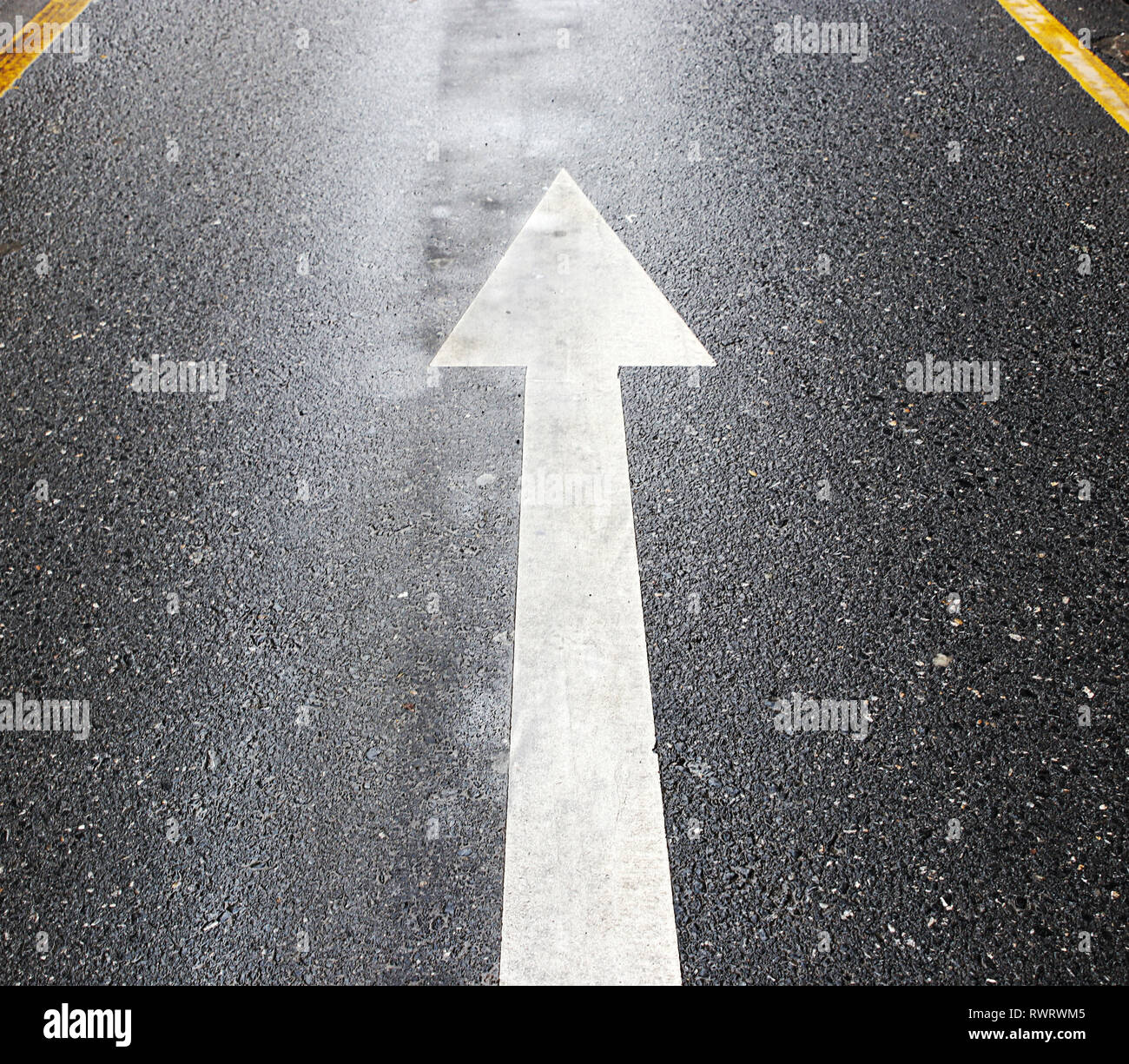Linee stradali e la freccia Foto Stock