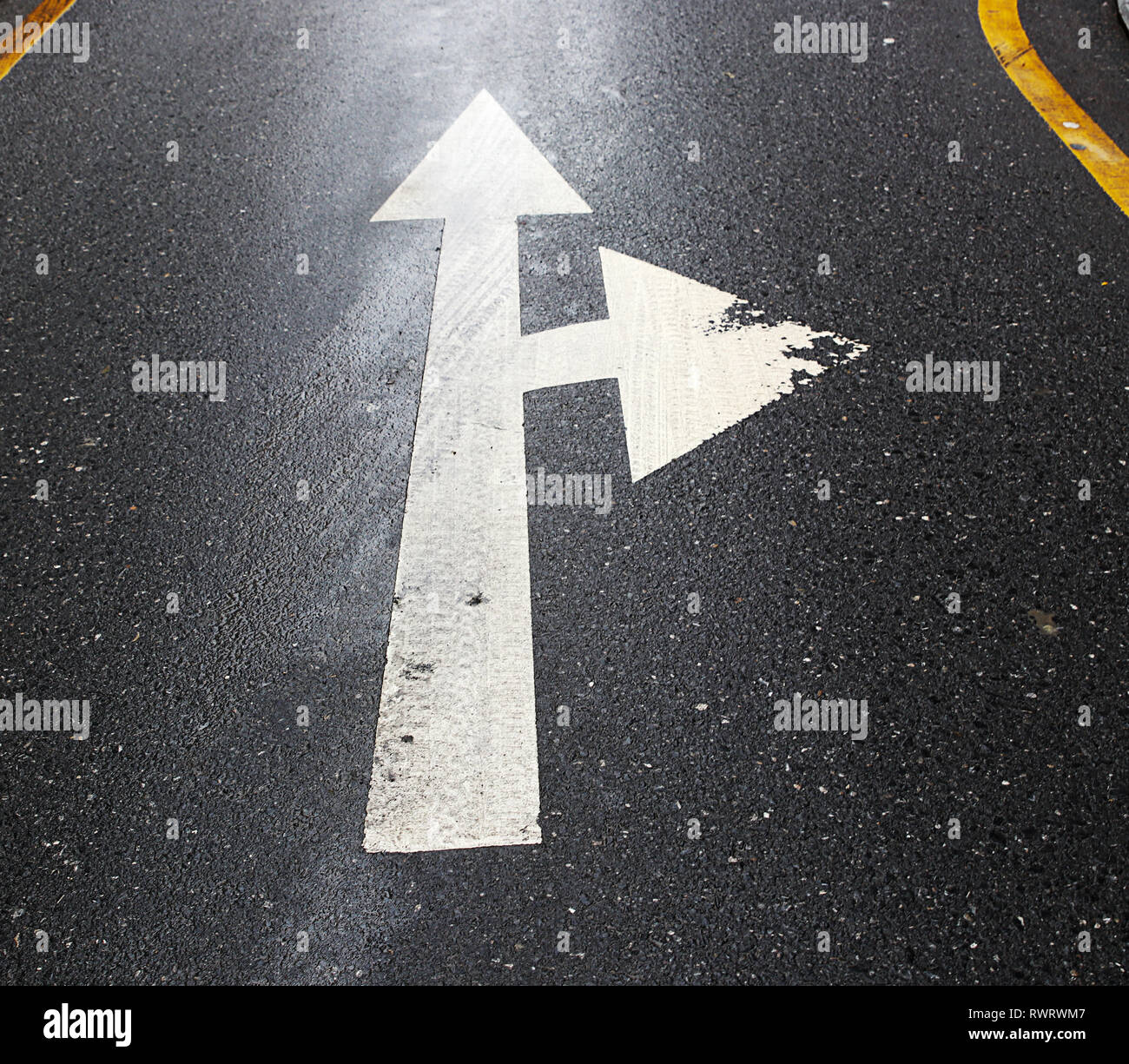 Linee stradali e la freccia Foto Stock