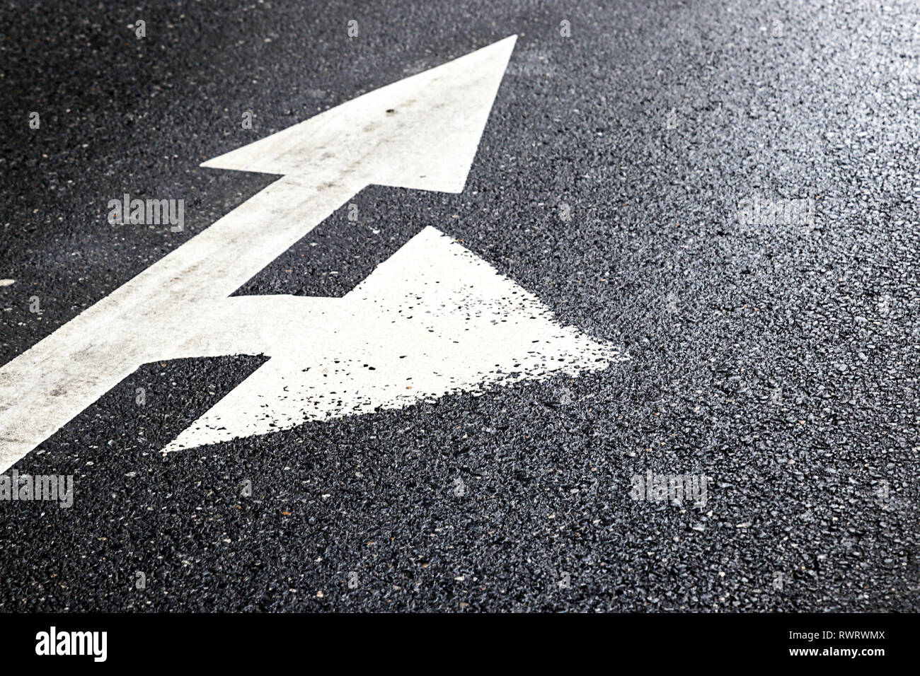 Linee stradali e la freccia Foto Stock