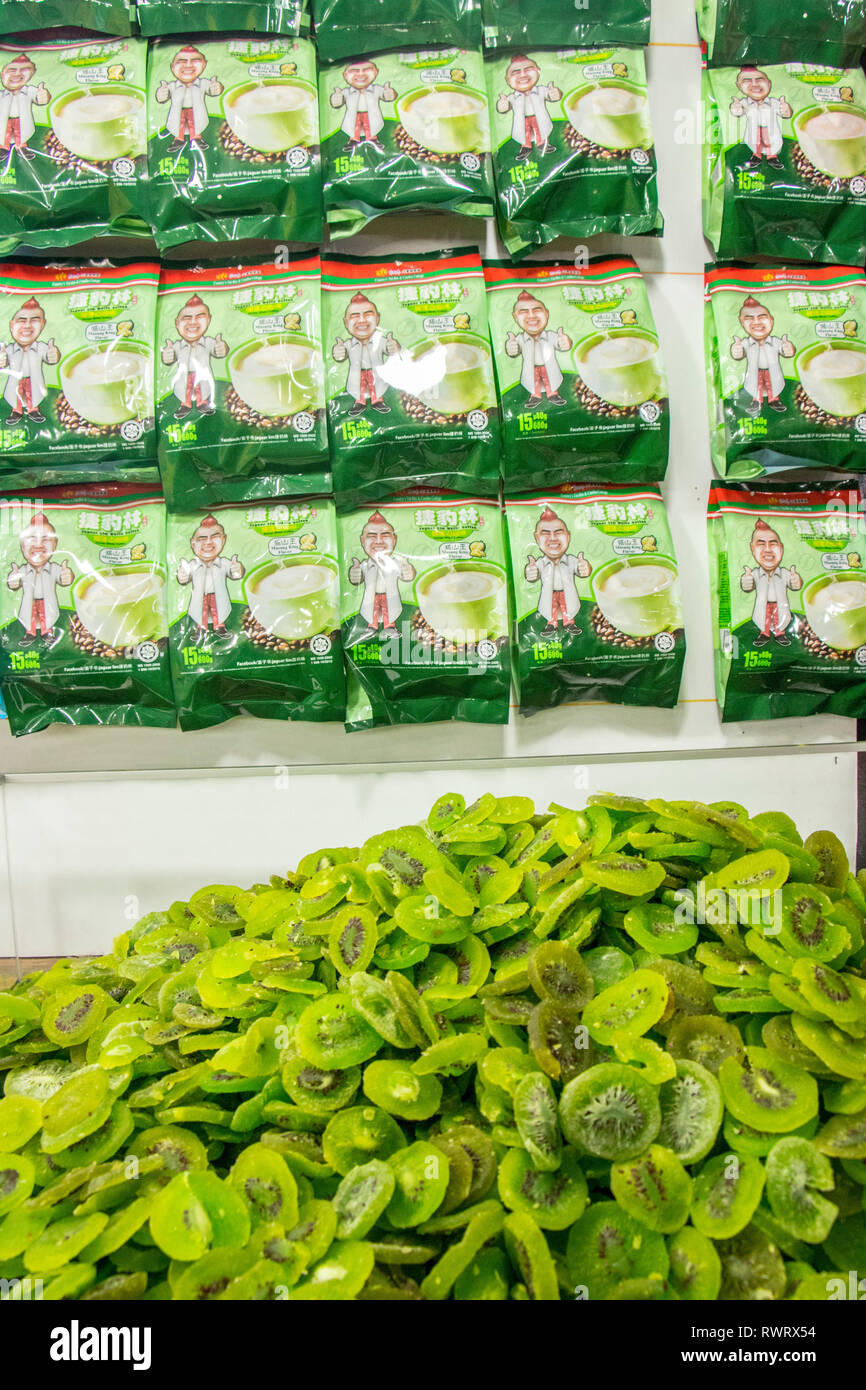 Colorate il confezionamento di frutta nel display del negozio a Kuala Lumpur in Malesia Foto Stock