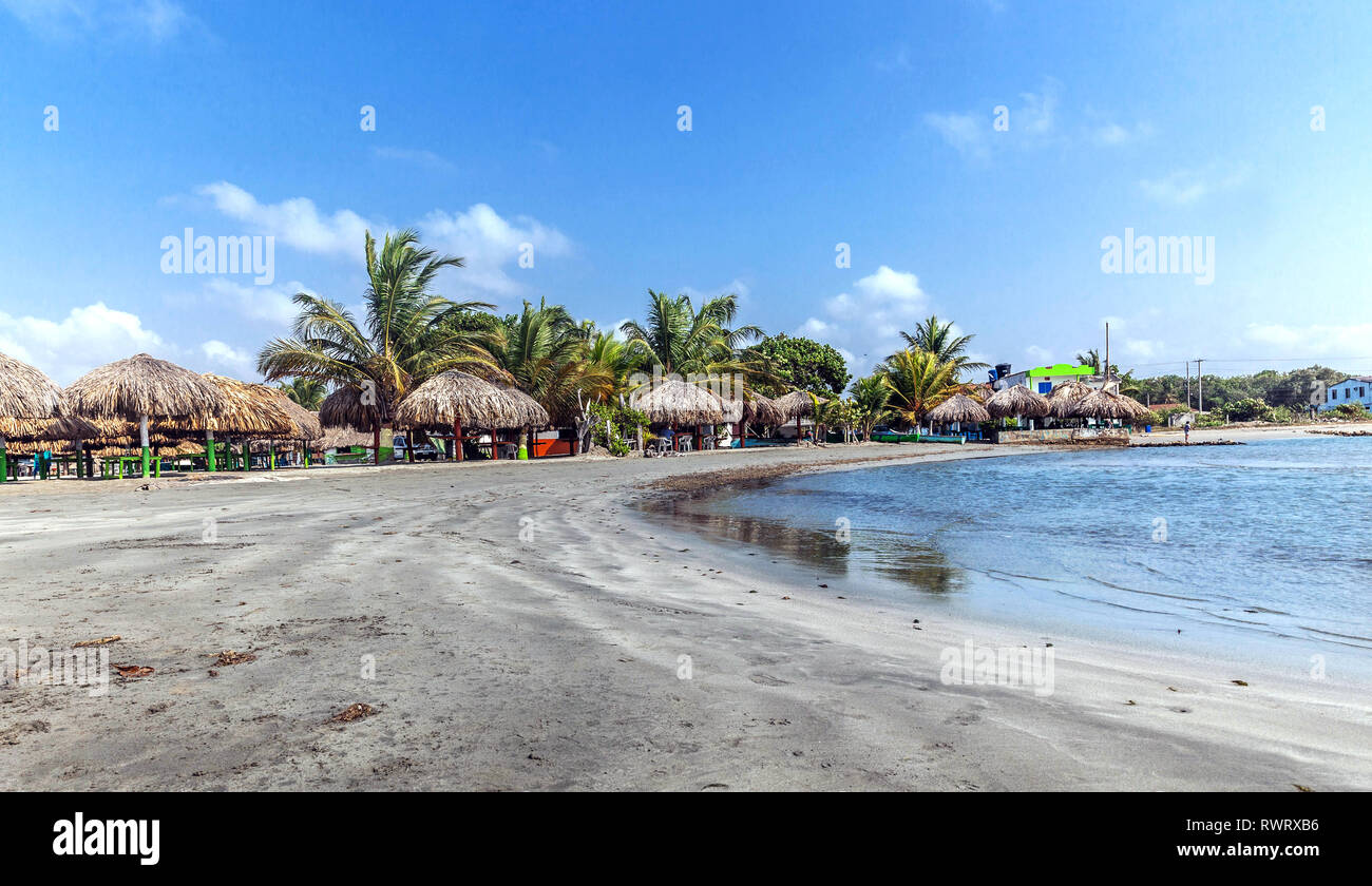 Una spiaggia semicircolare nella località di Coveñas, Departamento de Sucre, Colombia. Foto Stock