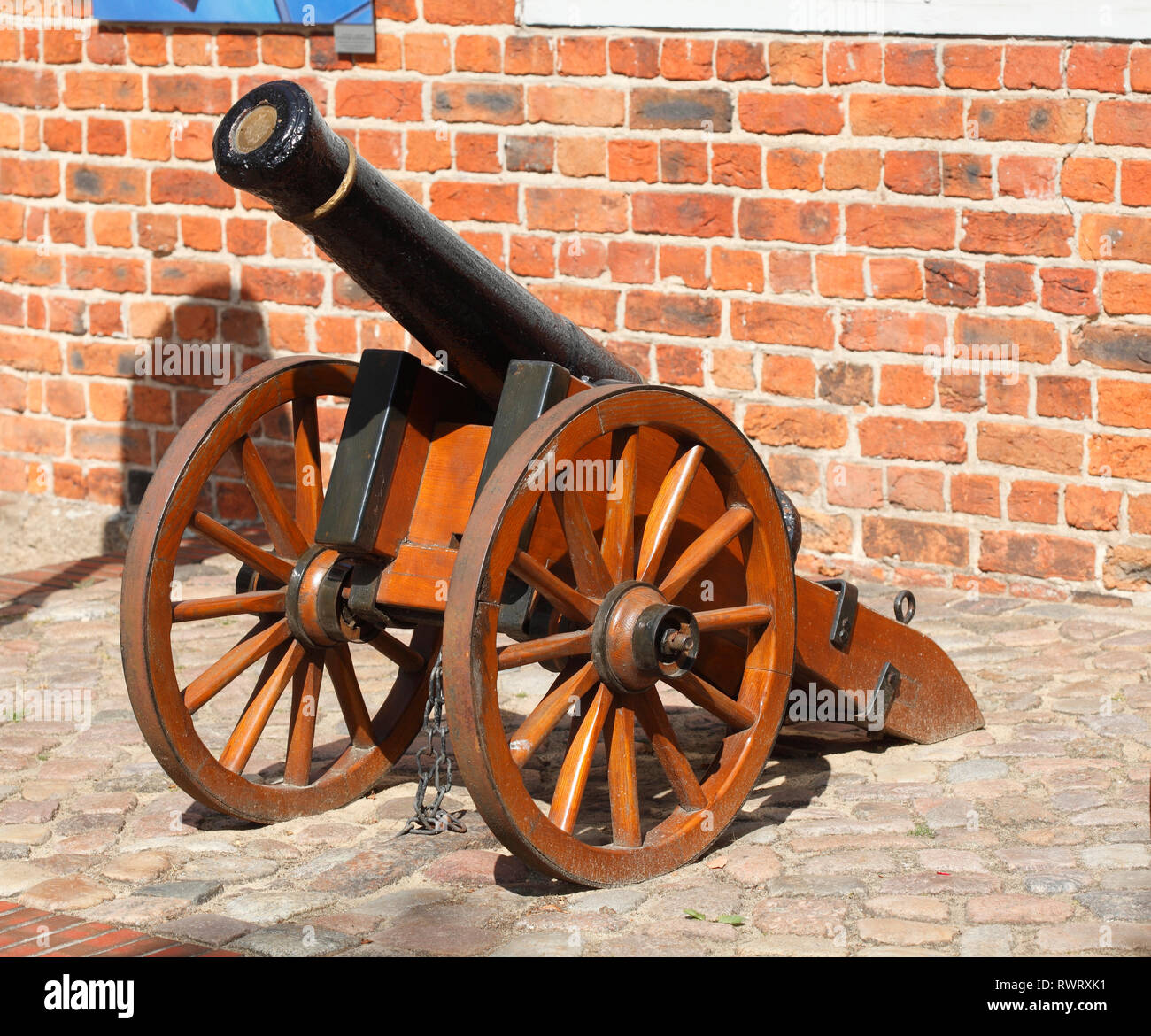 Il vecchio cannone di fronte al centro culturale Marschtorzwinger am Fleth Buxtehuder, Buxtehude, Altes Land Bassa Sassonia, Germania, Europa Foto Stock