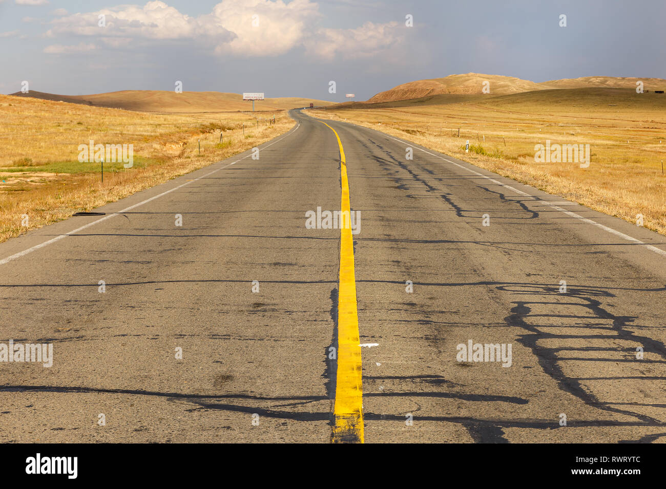 Giallo striscia continua sulla strada asfaltata, bellissimo paesaggio, Mongolia Interna, Cina Foto Stock