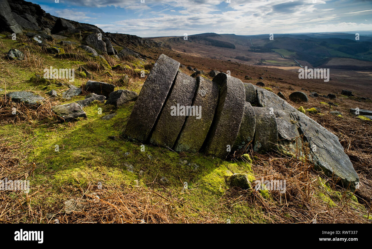 Abbandonate le pietre del mulino, sotto bordo Stanage, il Peak District, Inghilterra (4) Foto Stock