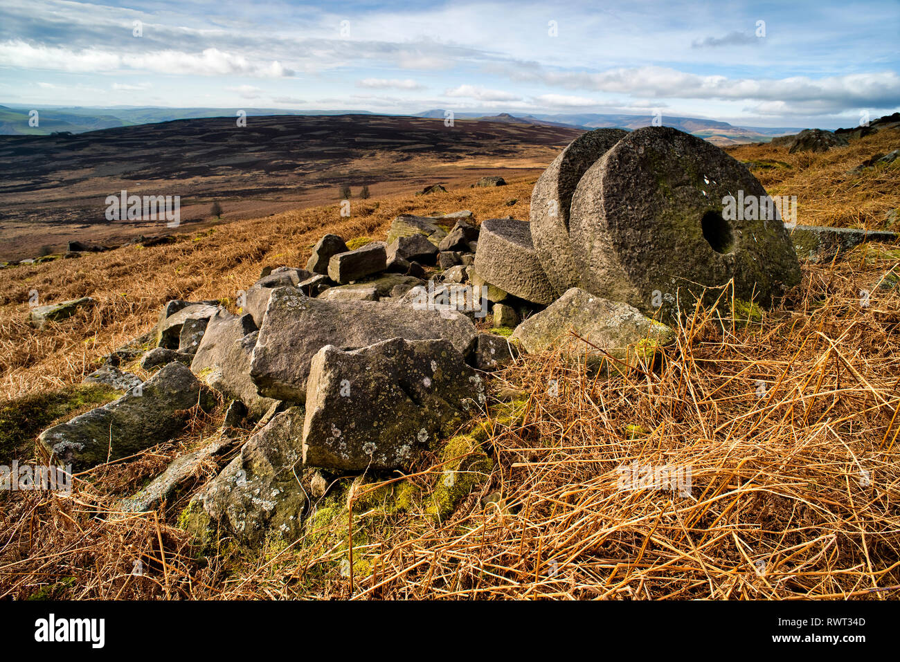 Abbandonate le pietre del mulino, sotto bordo Stanage, il Peak District, Inghilterra (6) Foto Stock