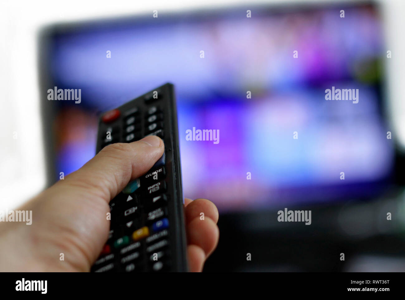 Telecomando e lo schermo - binge a guardare il programma TV preferito Foto Stock