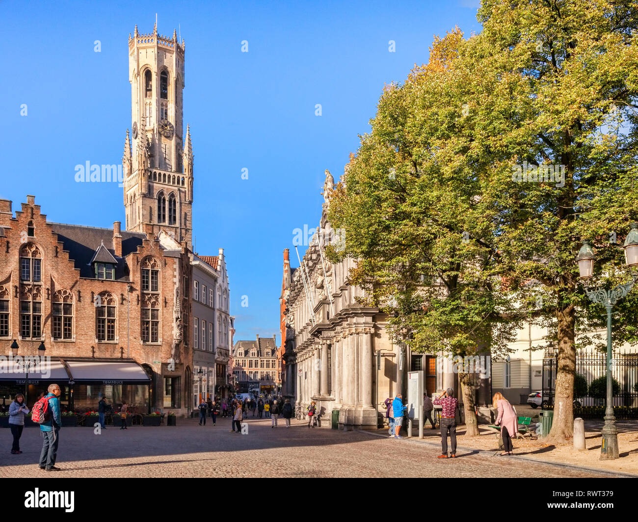 25 Settembre 2018: Bruges, Belgio - Piazza Burg, guardando verso la piazza del mercato e la torre campanaria in un pomeriggio soleggiato. Foto Stock