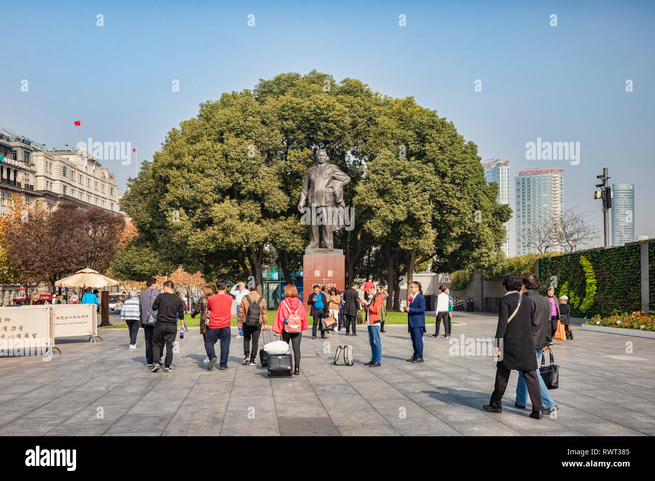29 novembre 2018: Shanghai, Cina - Visitatori alla statua di Chen Yi in Piazza Chenyi sul Bund, accanto al fiume Huangpu, Shanghai. Foto Stock