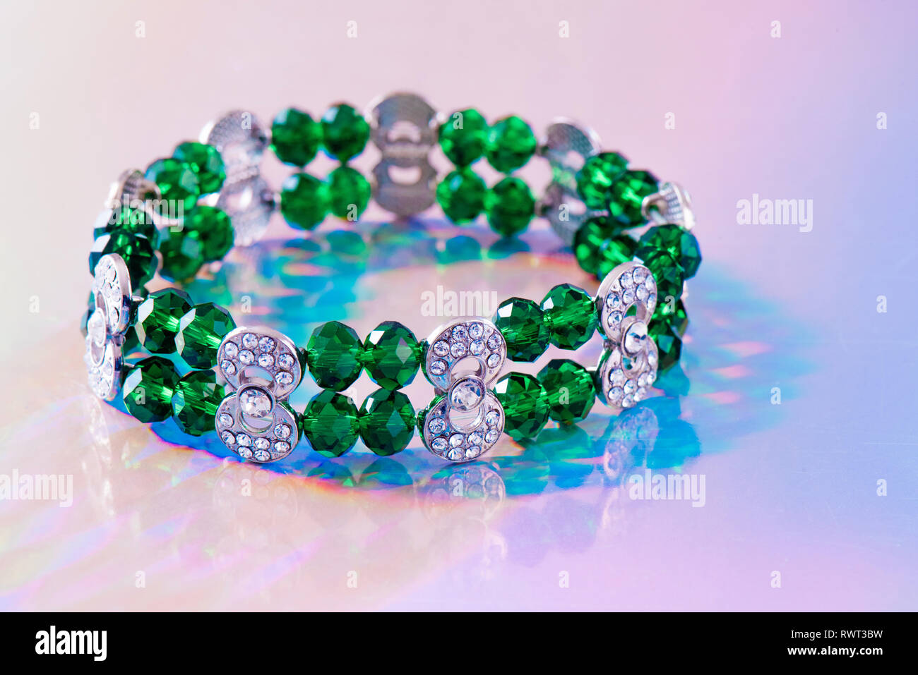 Bigiotteria su un sfondo olografico Foto Stock