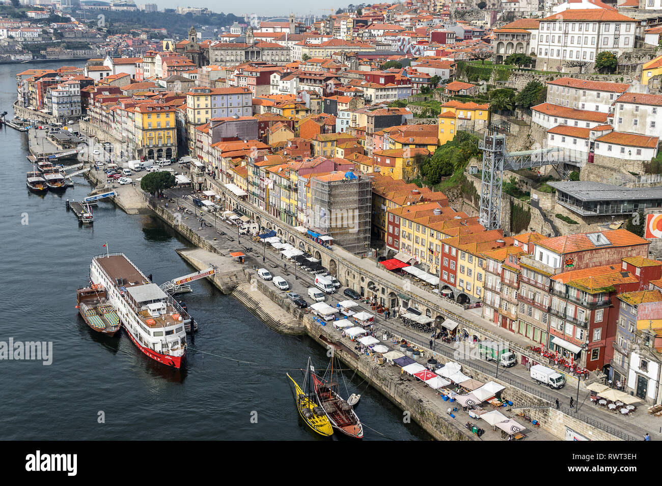 Guardando attraverso il fiume Douro a Riberiia in Porto in Portogallo Foto Stock