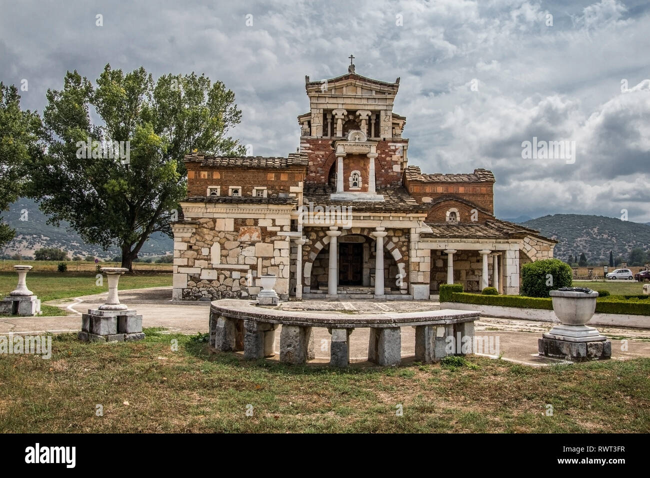 La chiesa bizantina di Agia Fotini con antica Grecia elementi di architettura, Arcadia, Peloponneso, Grecia, Europa Foto Stock