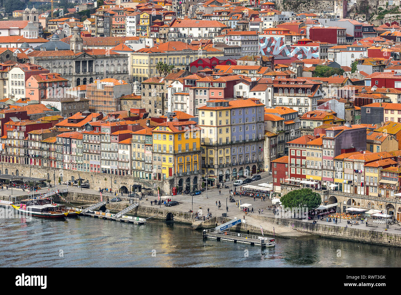 Guardando attraverso il fiume Douro a Riberiia in Porto in Portogallo Foto Stock